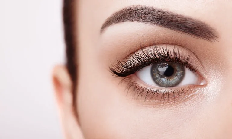 پر کردن مژه | چشم خانمی با مژه های پرپشت مشکی
